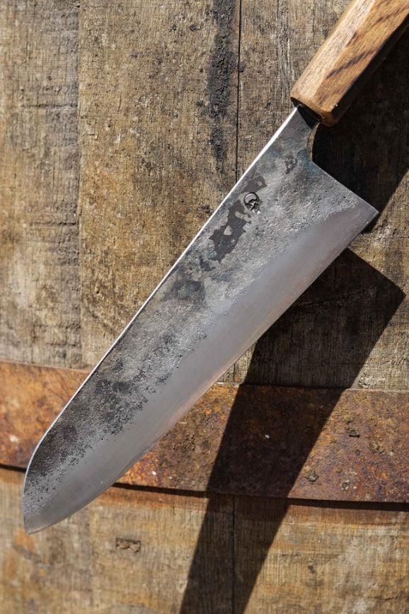 ALT=Blade forged in carbon steel and steel barrel straps.