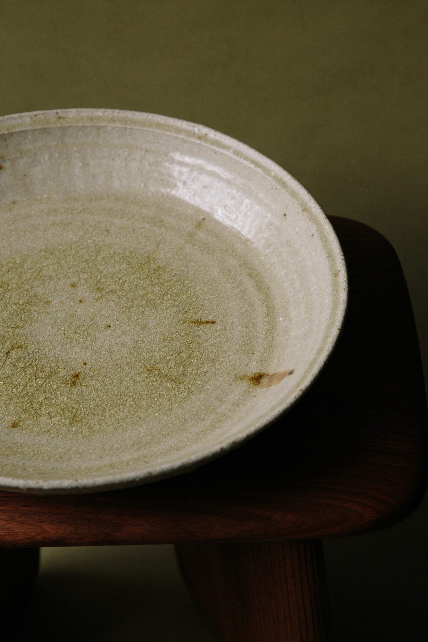 ALT=A fourth angle of the ceramic platter bathed in natural light to highlight the variety in mottling and colour across the suface of the platter.